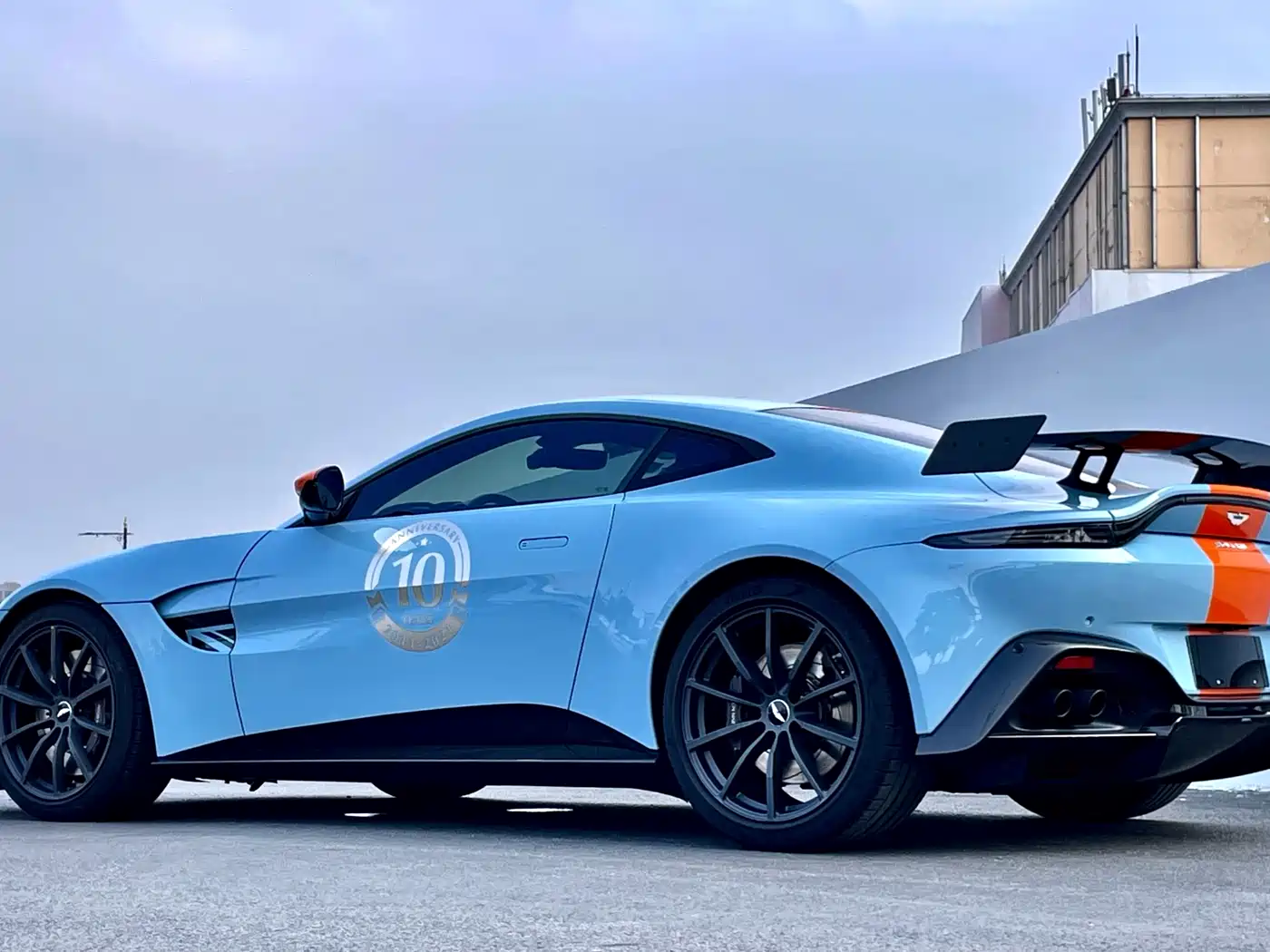 ASTON MARTIN V8 VANTAGE