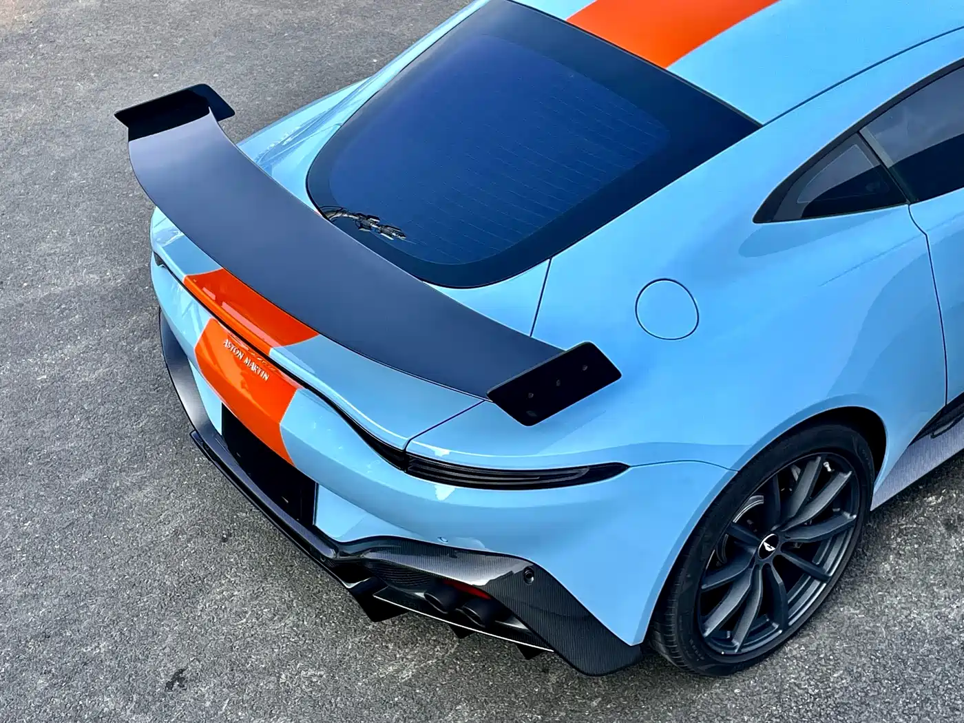 ASTON MARTIN V8 VANTAGE