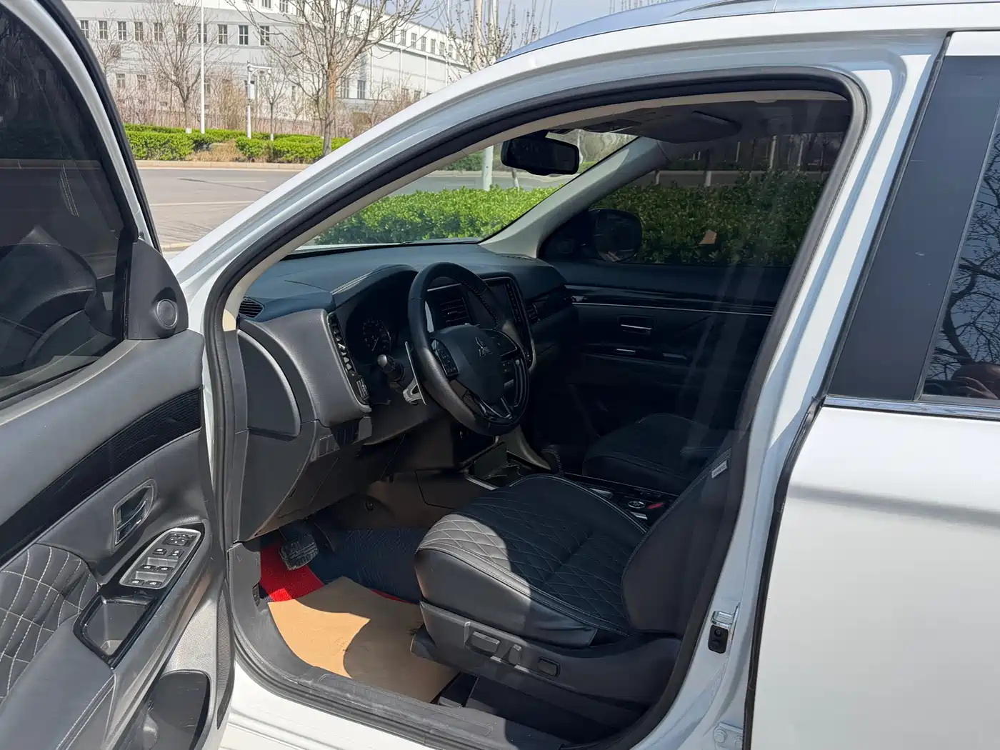 Mitsubishi Outlander 2021 2.4L 4WD Deluxe Edition 7-Seater фото 6