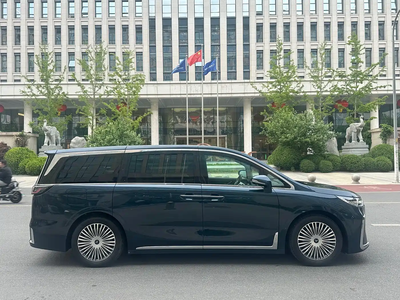 Voyah Auto Voyah Dreamer 2025 PHEV AWD Flagship Kunpeng Edition фото 4