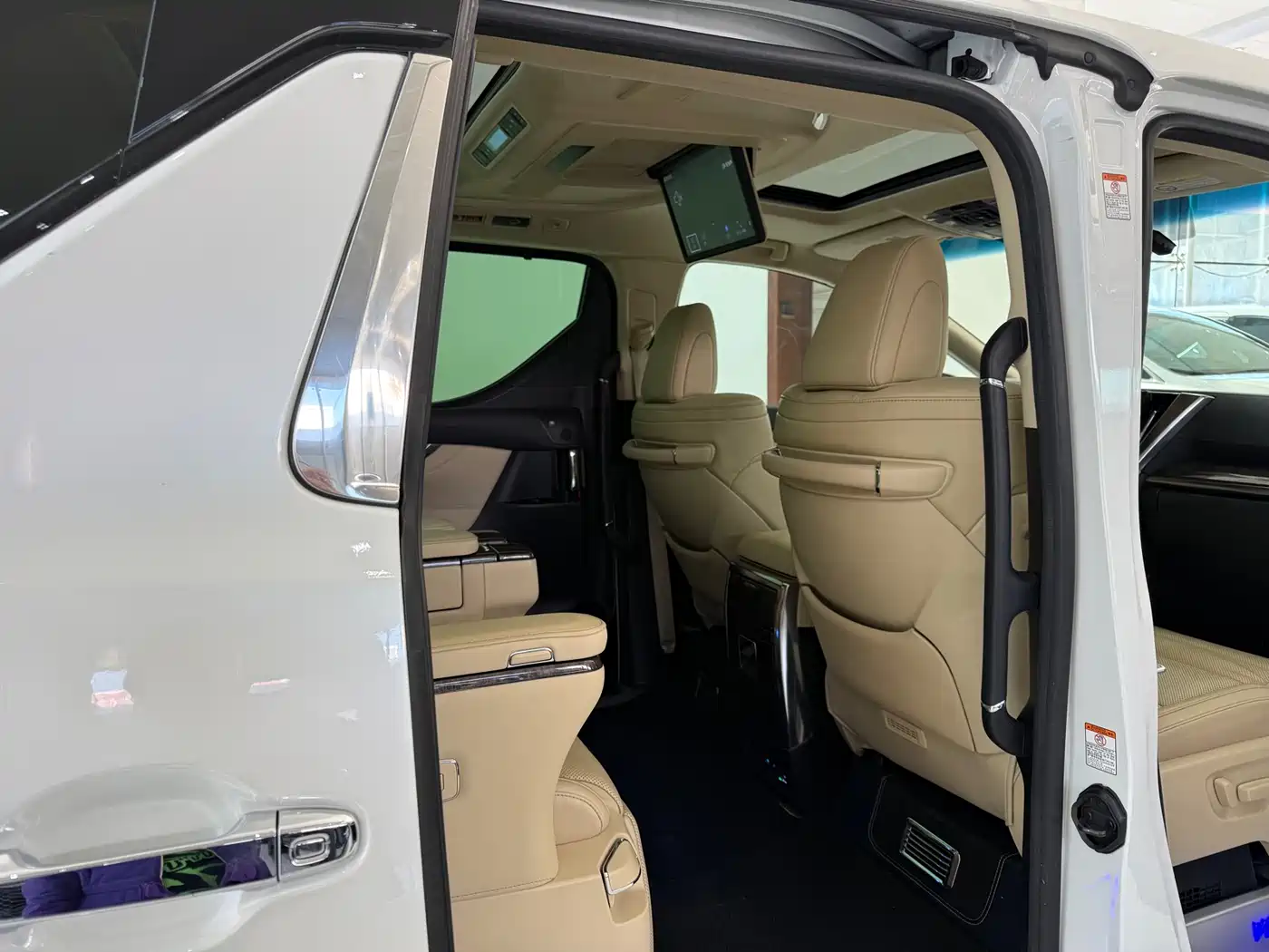 Toyota Vellfire 2020 Twin Engine 2.5L HV Premium Edition фото 12