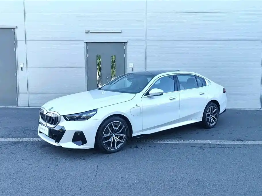 صورة 1 - BMW i5