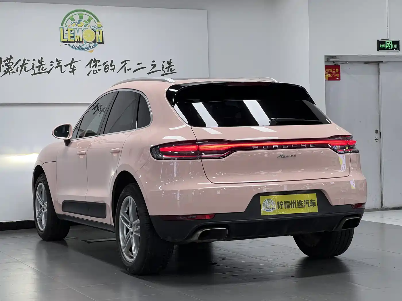 PORSCHE MACAN