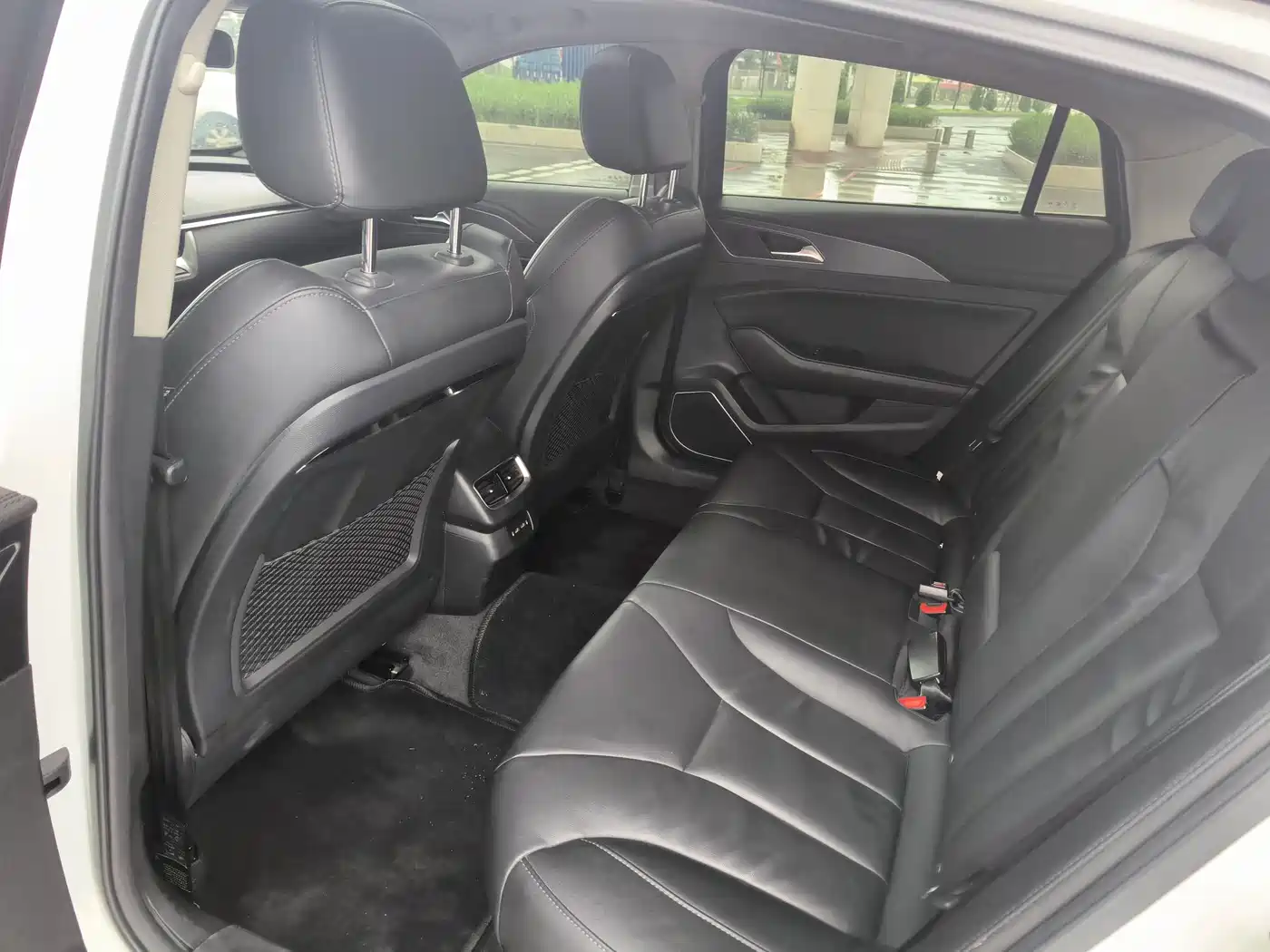 Фото 8 - Hongqi H5