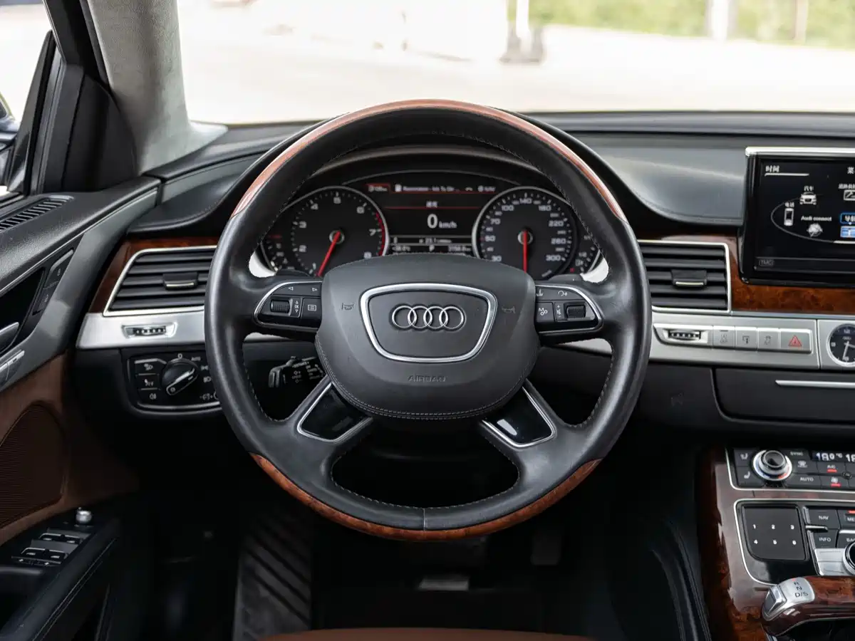 Фото 12 - Audi A8