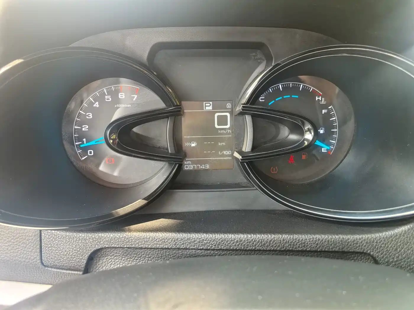 Dongfeng Aeolus Dongfeng Fengshen AX7 2015 2015 2.3L Automatic Premium