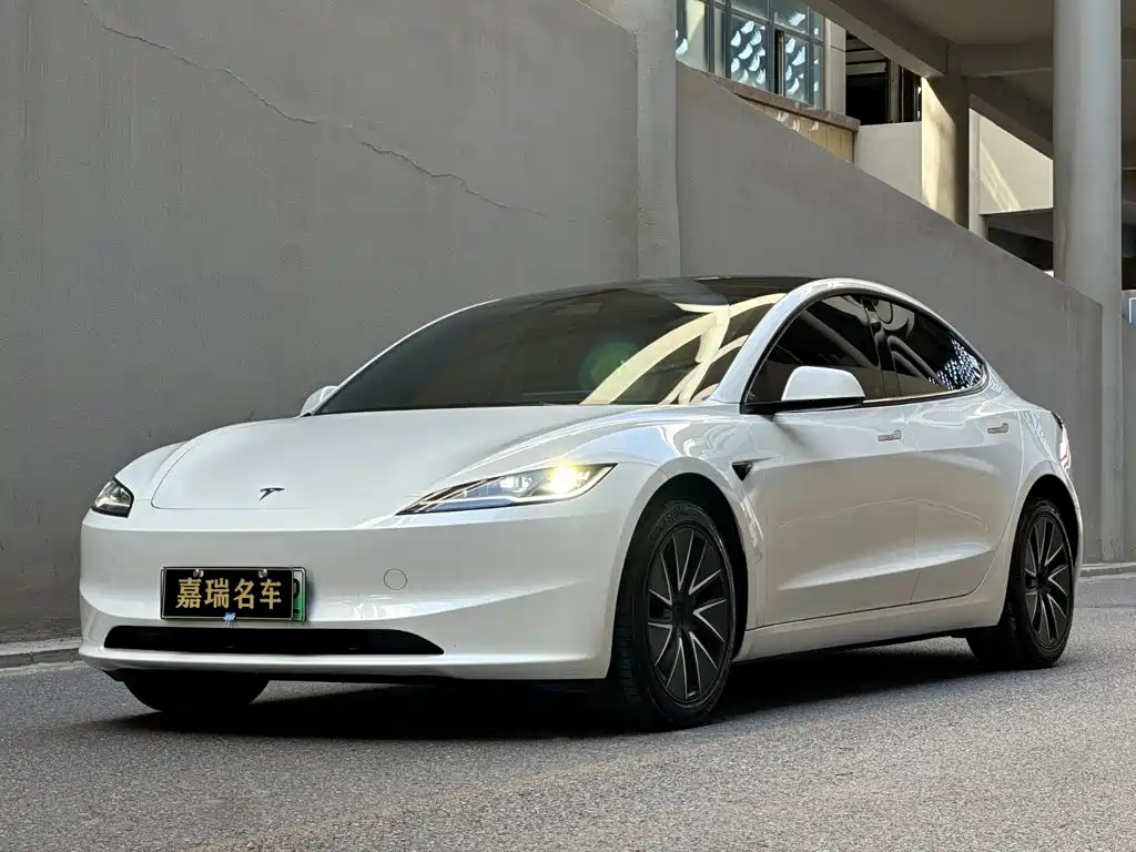 Фото 1 - Tesla Model 3