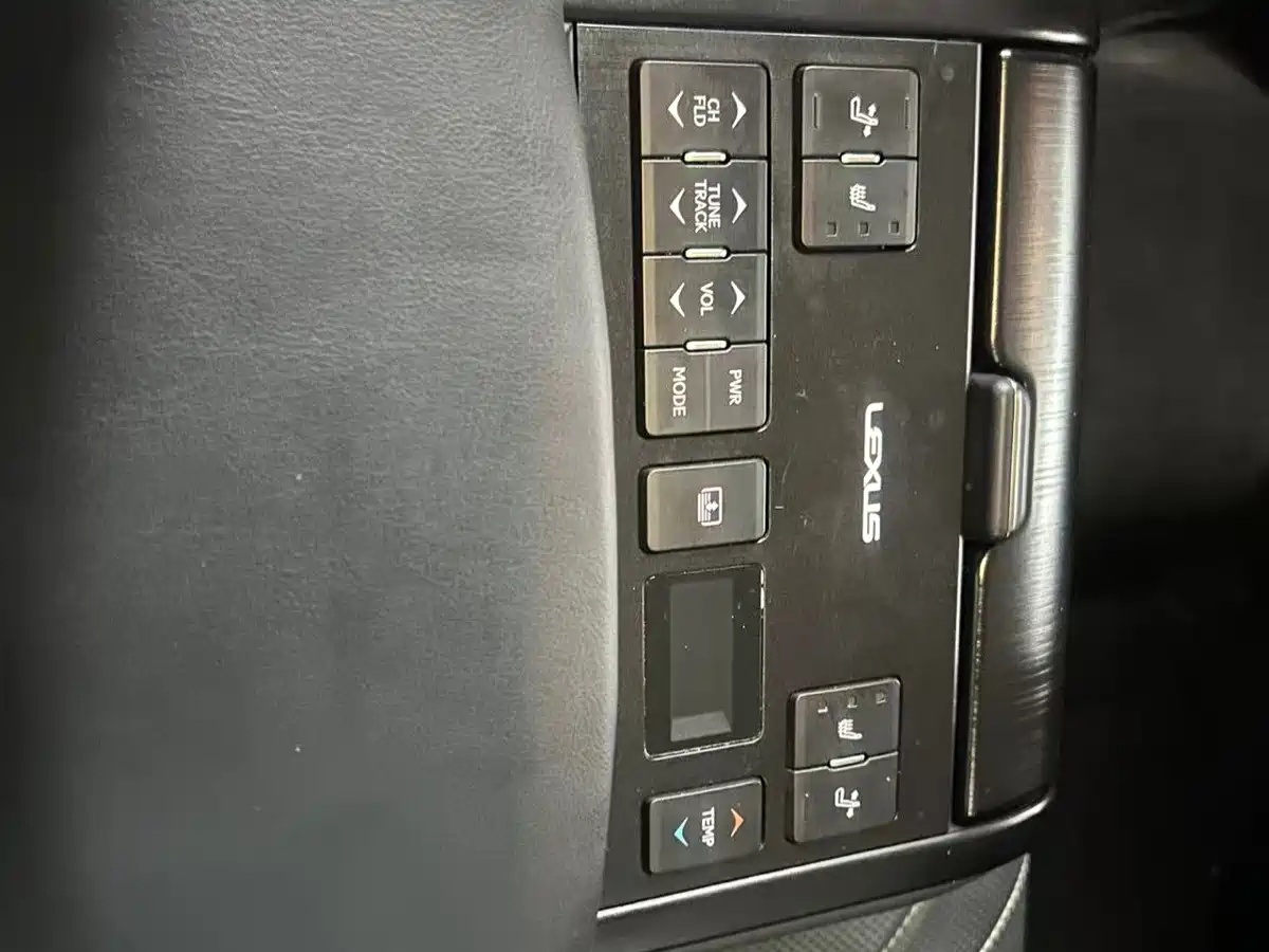 Фото 9 - Lexus ES