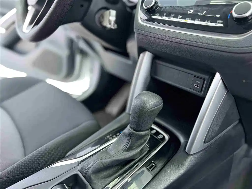 Toyota Frontlander 2023 2.0L CVT Elite Edition фото 13