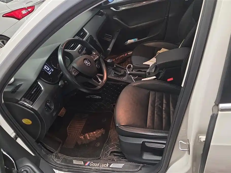 Škoda Octavia 2017 1.6L Automatic Smart Edition фото 9