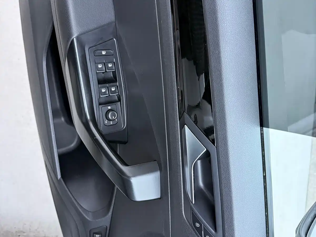 VOLKSWAGEN T ROC EXPLORING SONGS