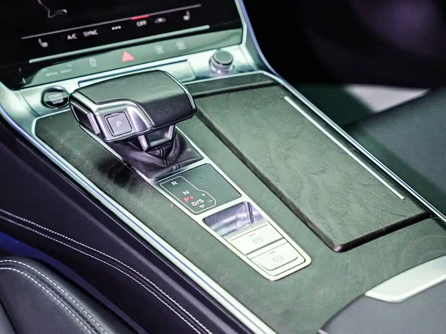 Фото 13 - Audi A6L
