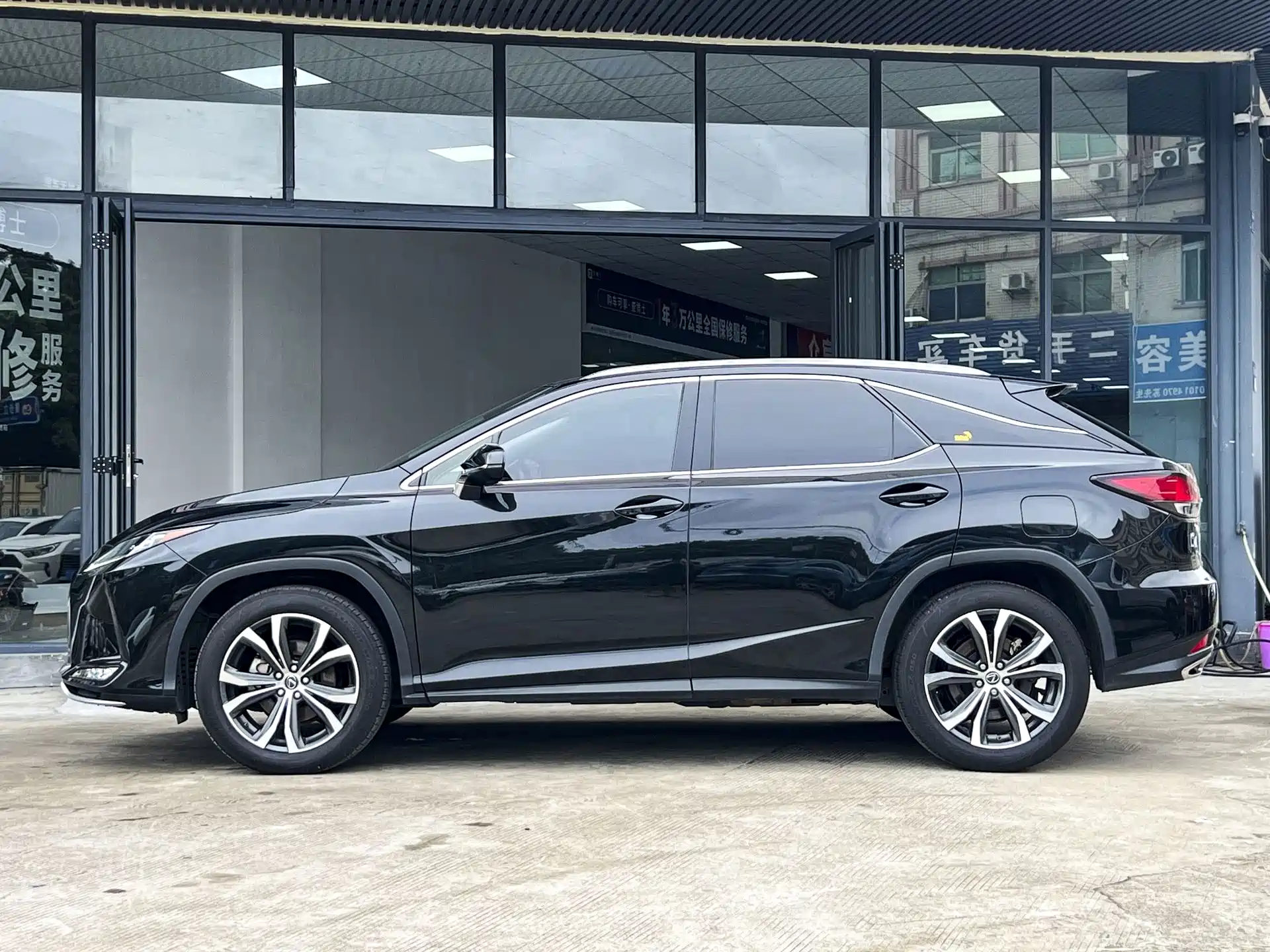 Photo 3 - Lexus RX