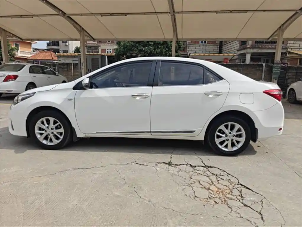 Toyota Corolla 2016 1.6L CVT GL-i Cool Edition фото 3