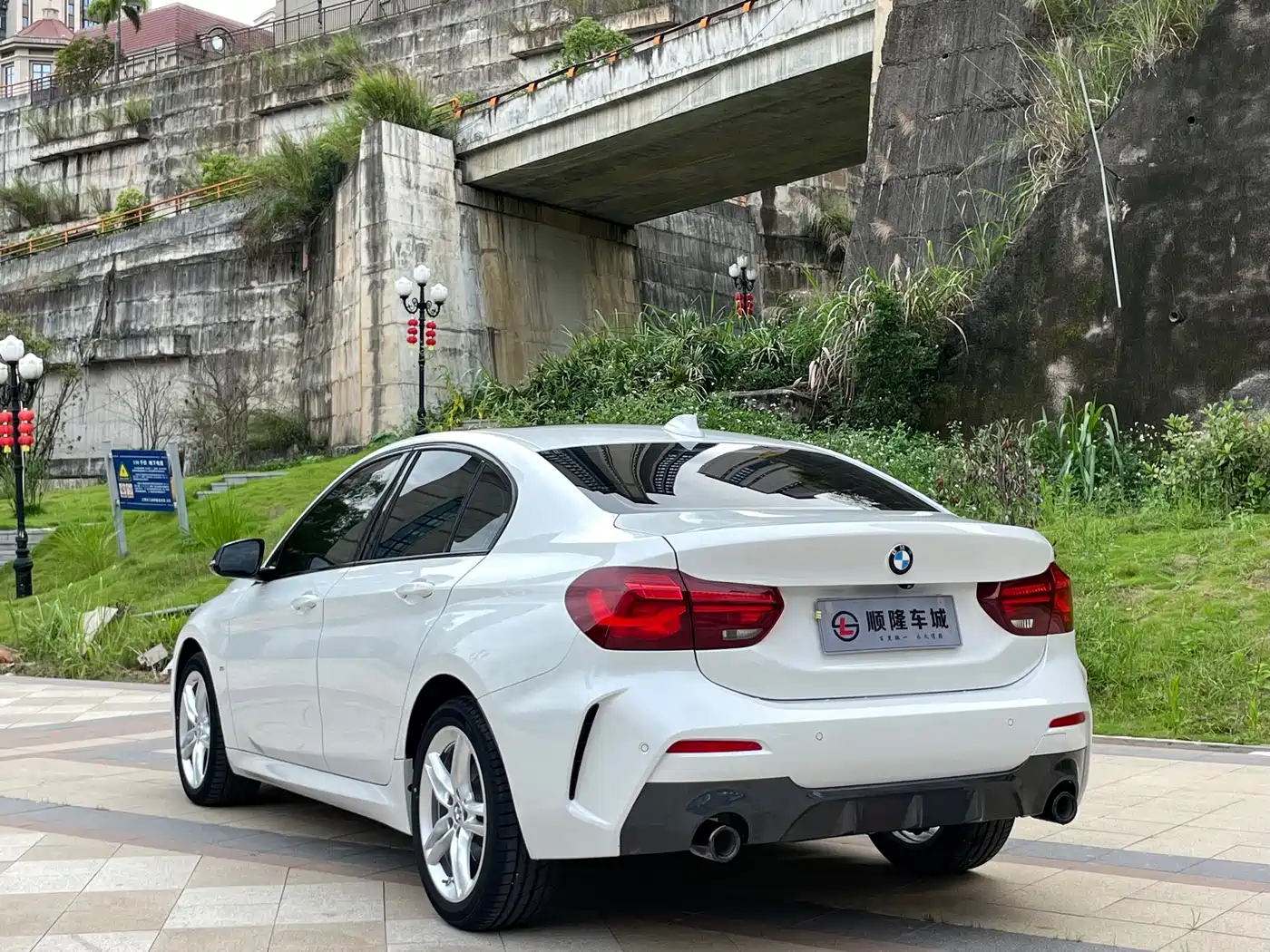 BMW 1 Series 2023 120i M Sport Shadow Edition фото 8