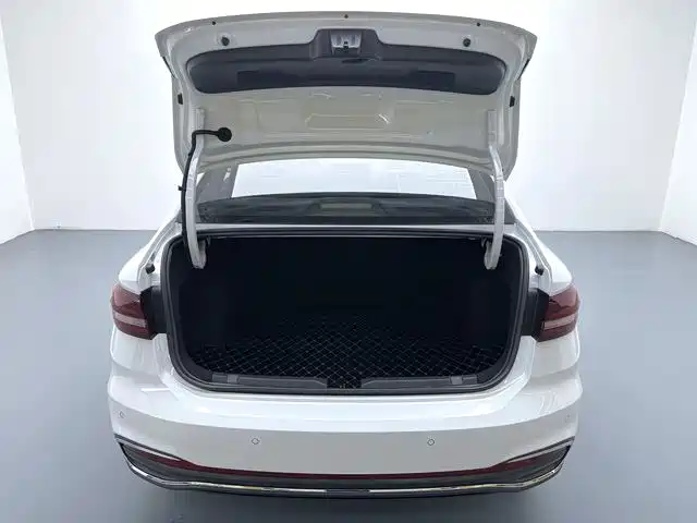 Volkswagen Lavida 2023 1.5L Auto Five Million Edition фото 15