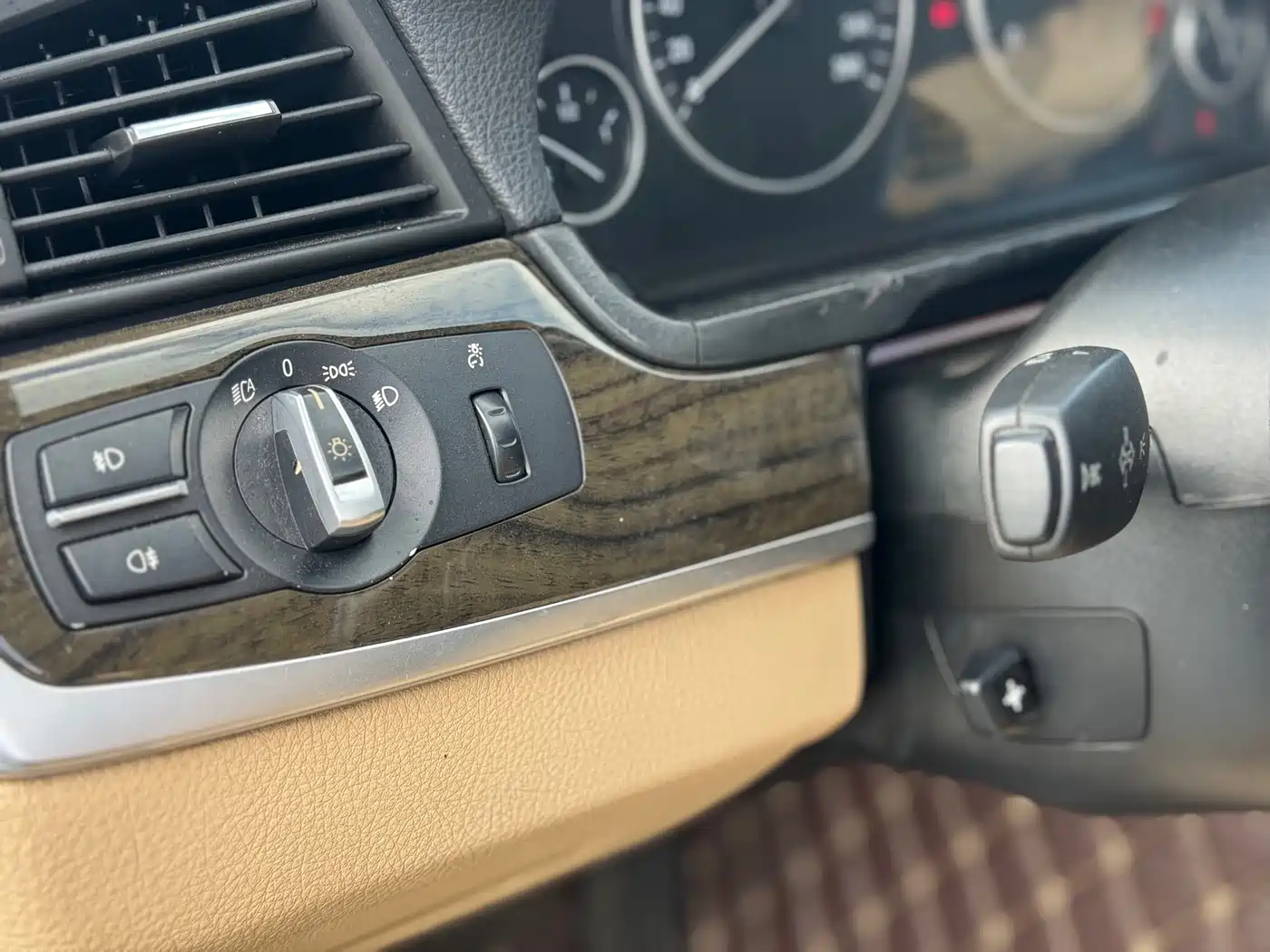 BMW 5 Series 2011 528Li Luxury фото 15