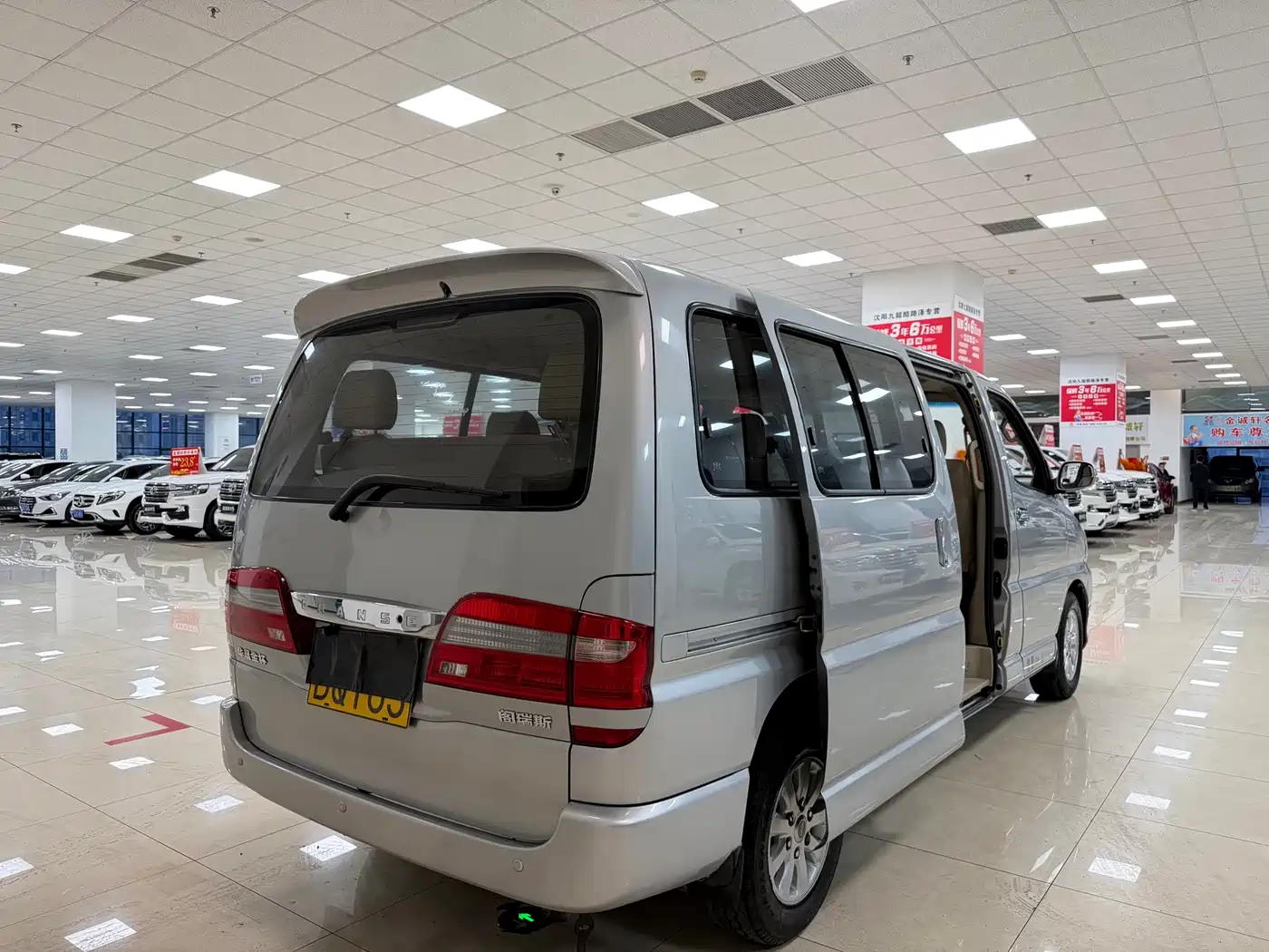 Jinbei Grace 2013 2013 2.0L Zhiling Standard 11-seater All-Games Commemorative Edition China IV 10-seater
