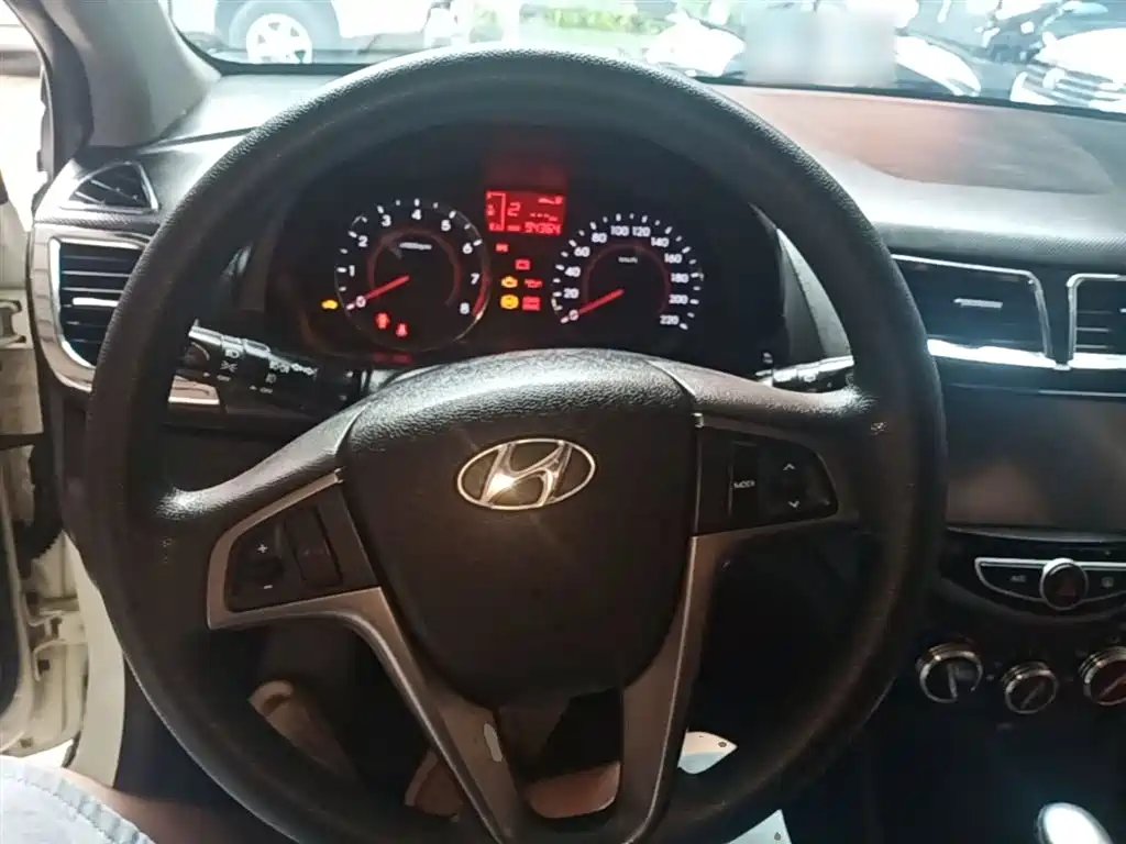 Hyundai Reina 2014 Model 1.6L Automatic TOP фото 11