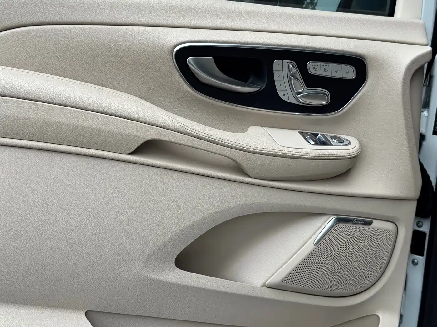 Mercedes-Benz V-Class 2017 Model V 260 Premium Edition фото 12