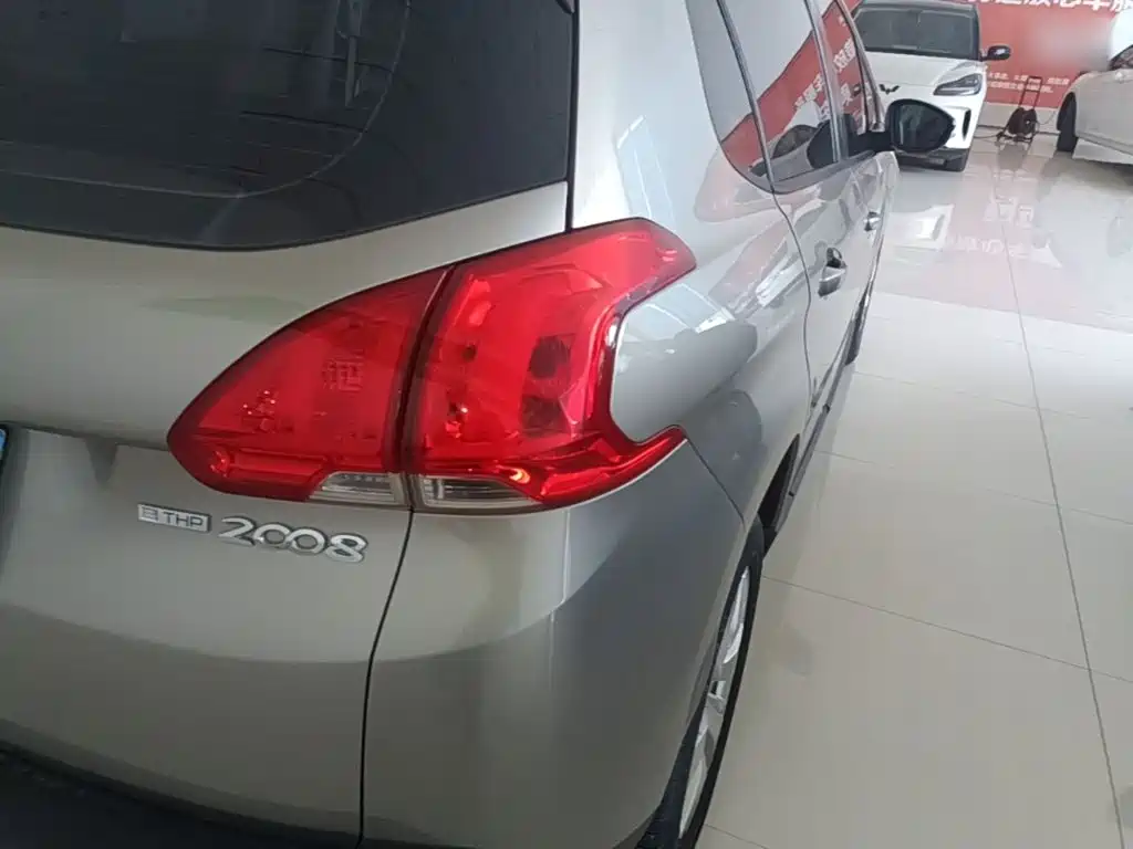 Фото 8 - Peugeot 2008