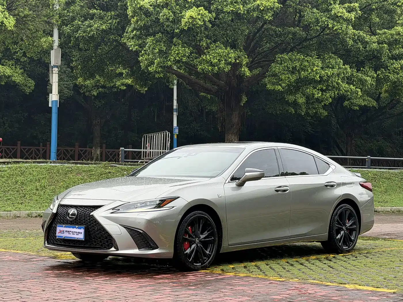 Фото 1 - Lexus ES