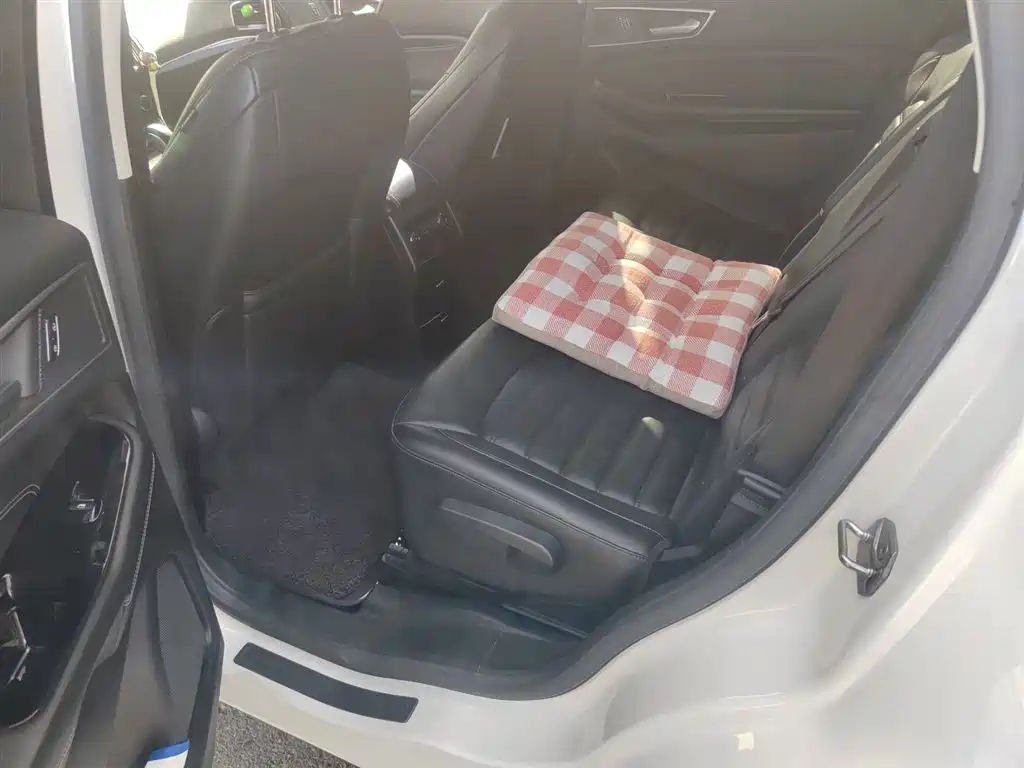 Photo 15 - Ford Edge