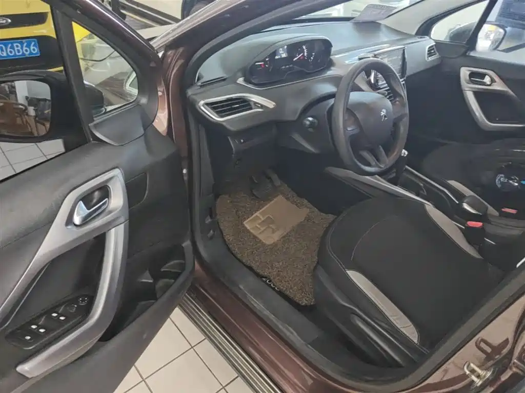 Peugeot 2008 2014 1.6L Automatic Trend Edition фото 16