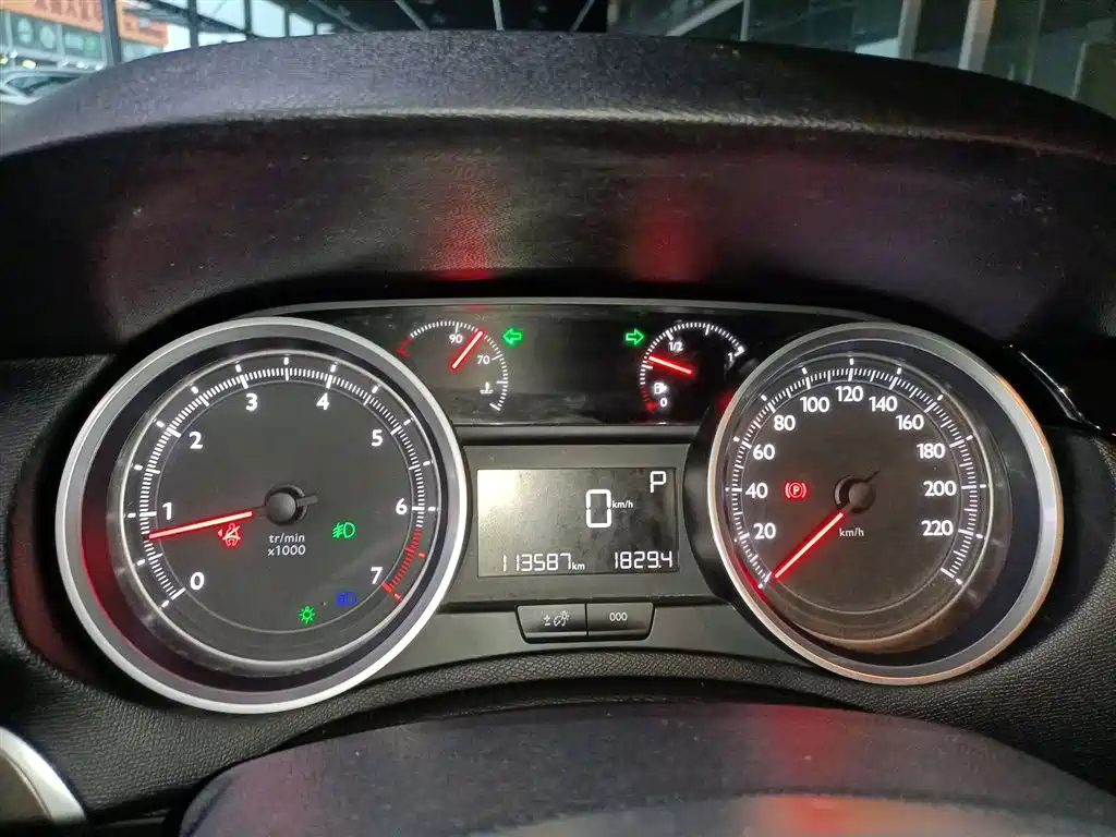 Peugeot 408 2015 Model 1.2T Automatic Luxury Edition фото 8