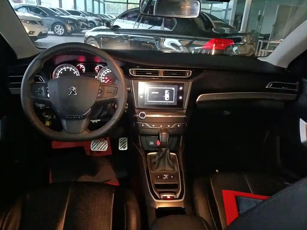 Peugeot 408 2015 Model 1.2T Automatic Luxury Edition фото 6