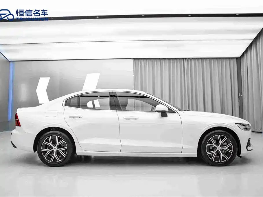 Volvo S60 2024 2025 B4 Smart Luxury Edition
