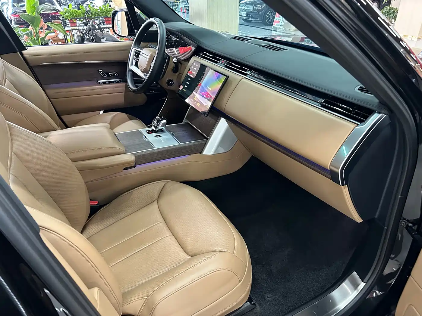 Land Rover Range Rover 2024 3.0 L6 400PS Golden Age Extended 7-Seater фото 17