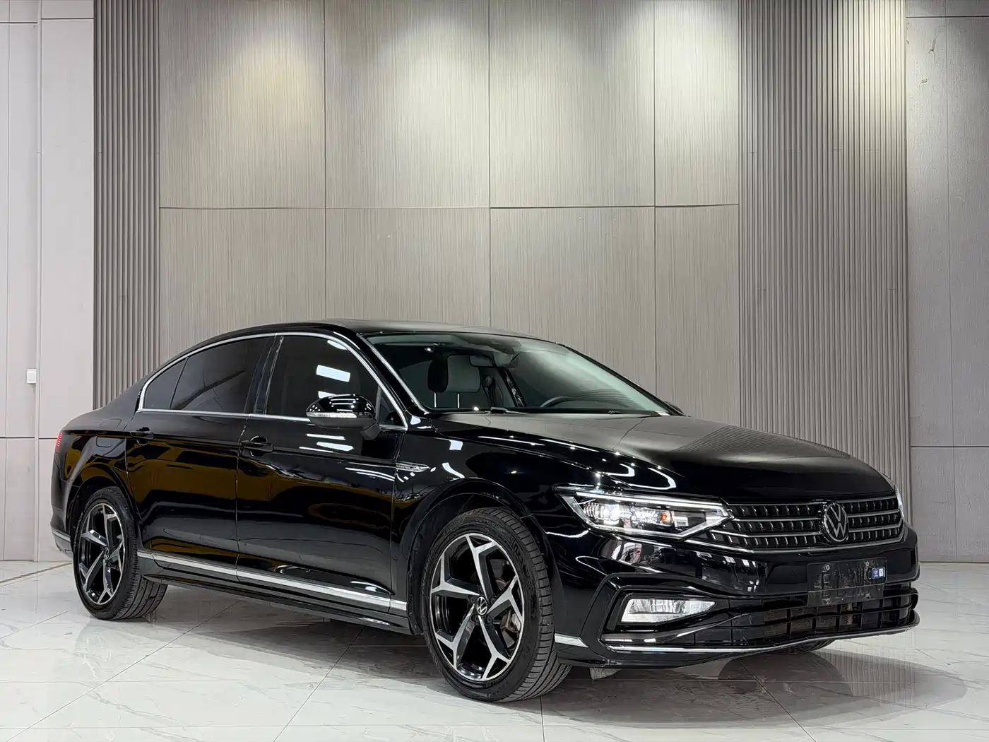 Volkswagen Magotan 2023 Model 2 Million Commemorative Edition 330TSI DSG Luxury фото 3