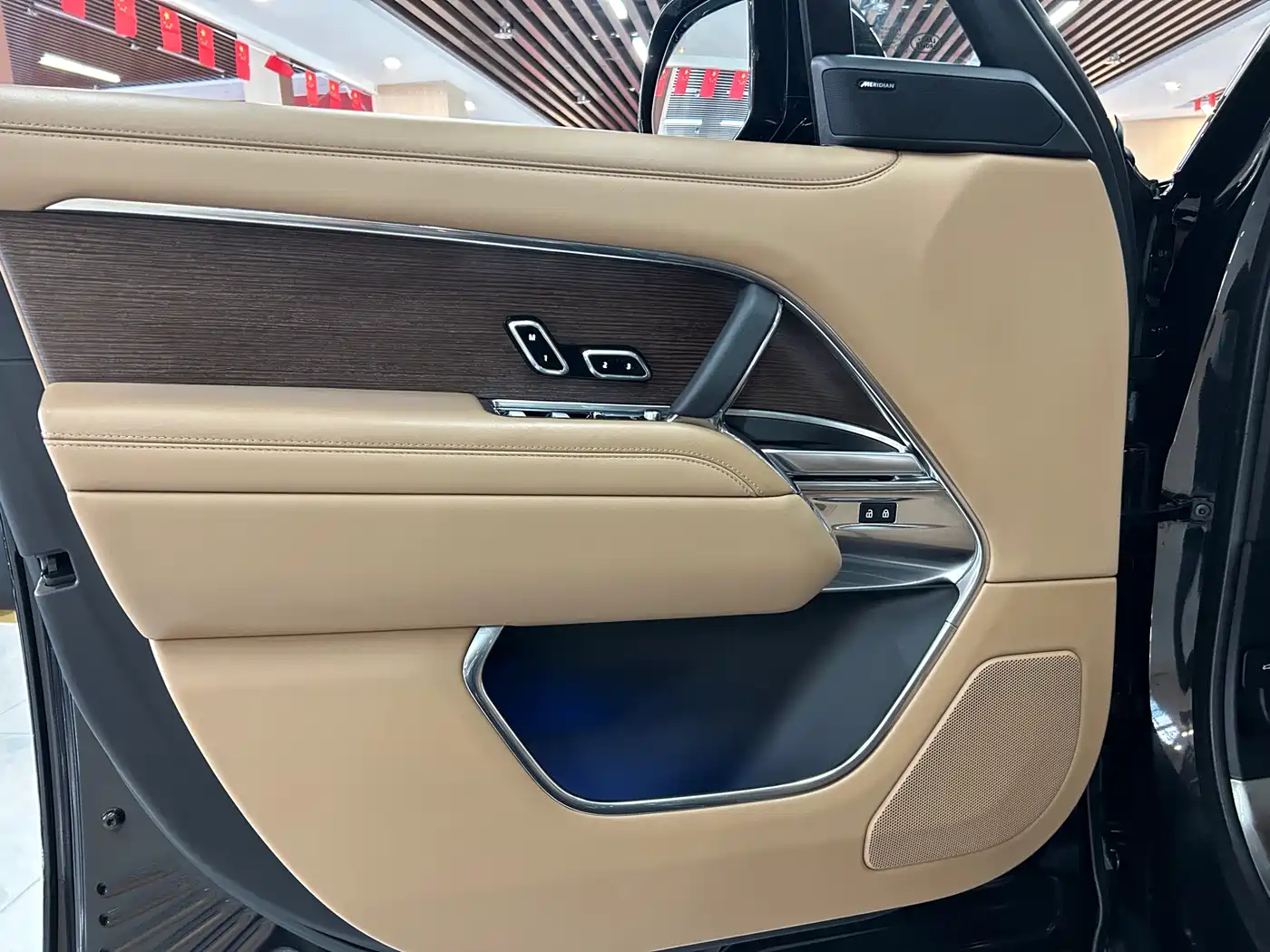 Land Rover Range Rover 2024 3.0 L6 400PS Golden Age Extended 7-Seater фото 6