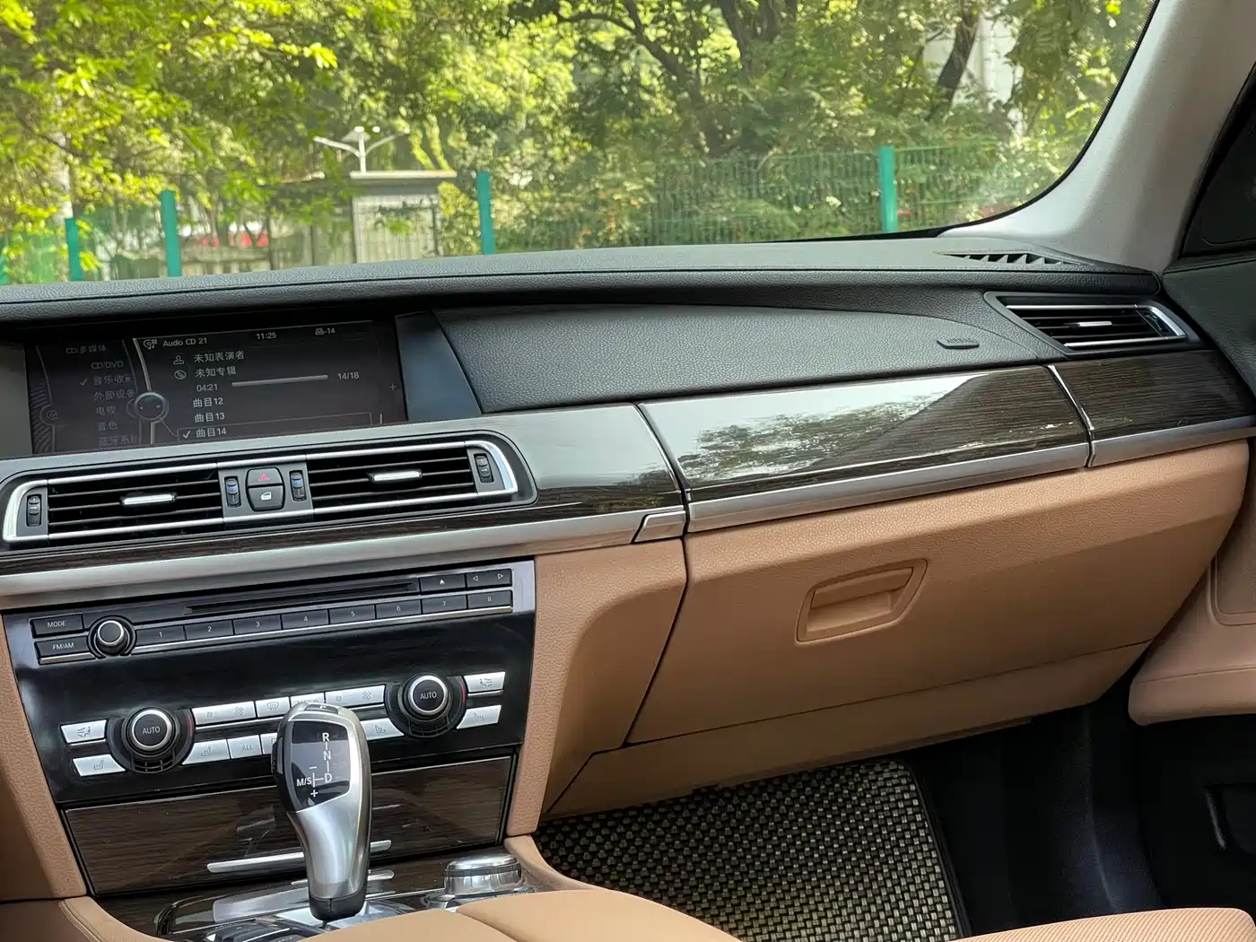 BMW 7 Series 2009 740Li Premium фото 11