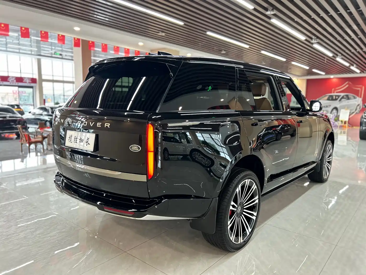 Land Rover Range Rover 2024 3.0 L6 400PS Golden Age Extended 7-Seater фото 46