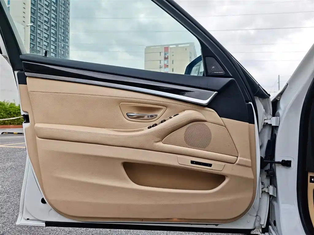 BMW 5 Series 2013 525Li Leadership фото 21