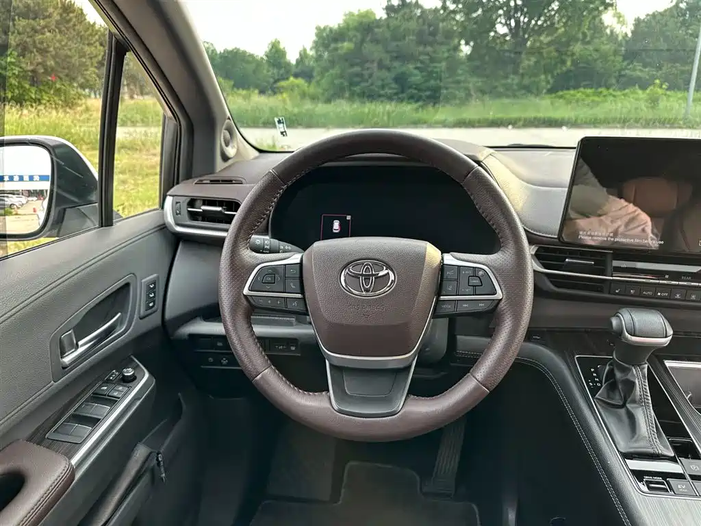 Toyota Sienna 2023 2.5L Hybrid Platinum Edition фото 23