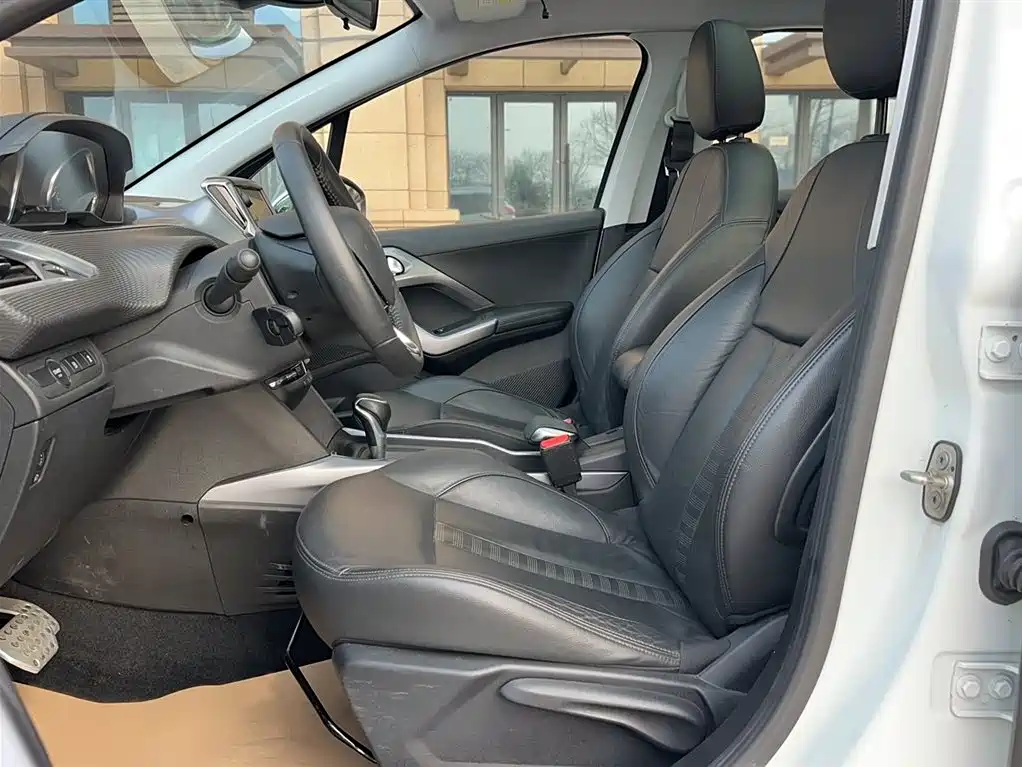 Peugeot 2008 2014 1.6L Automatic Navigation Edition фото 8