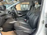 Photo 8 - Peugeot 2008