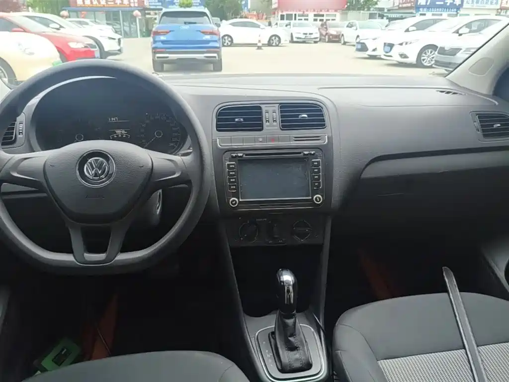 Volkswagen Polo 2016 1.4L Automatic Trend фото 10