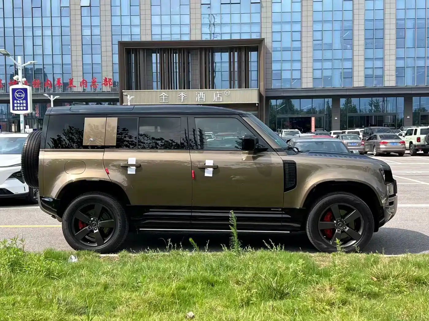 Photo 7 - Land Rover Defender