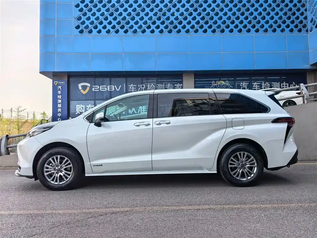 Toyota Sienna 2021 2.5L Hybrid Comfort Edition фото 3