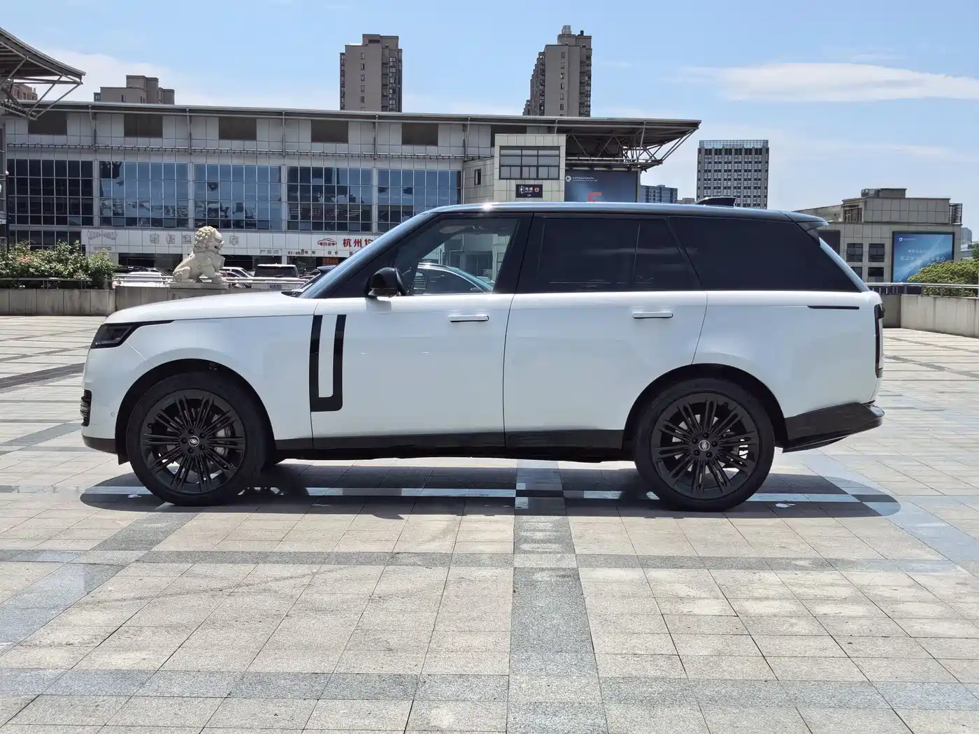 Land Rover Range Rover 2025 3.0 L6 360PS Golden Age Edition фото 7