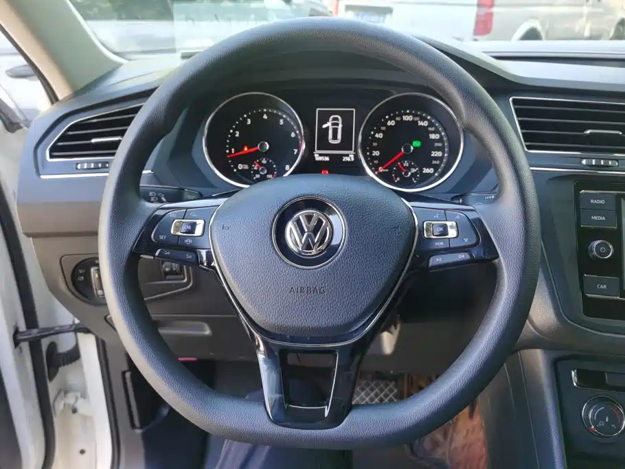 Photo 15 - Volkswagen Tiguan L