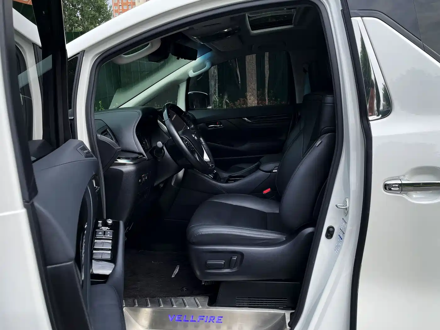 Toyota Vellfire 2021 Crown Hybrid 2.5L HV Luxury Edition фото 3