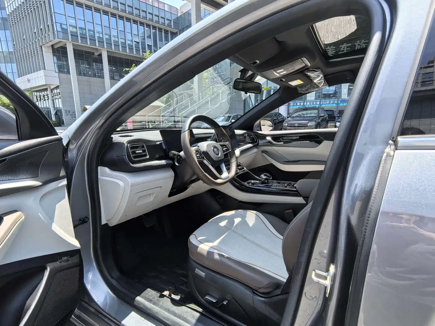 BYD Qin PLUS 2024 Glory Edition DM-i 55KM Surpass фото 7