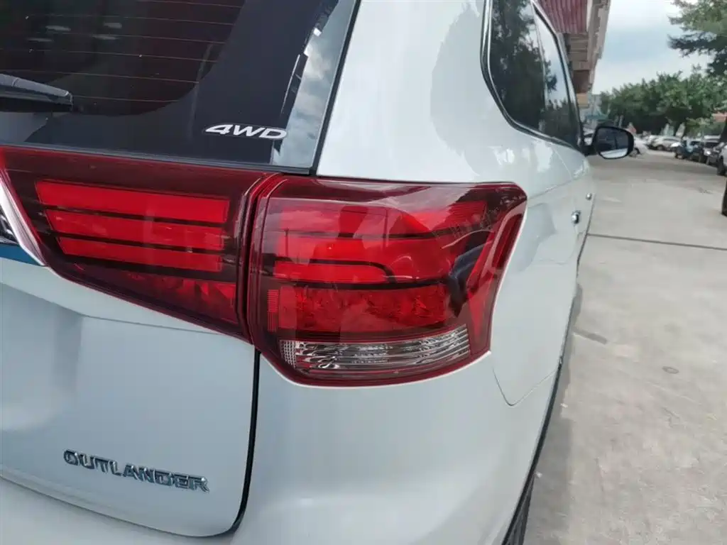 MITSUBISHI OUTLANDER
