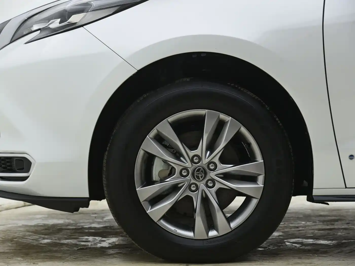 Toyota Sienna 2024 2.5L Hybrid 4WD Premium Edition фото 13