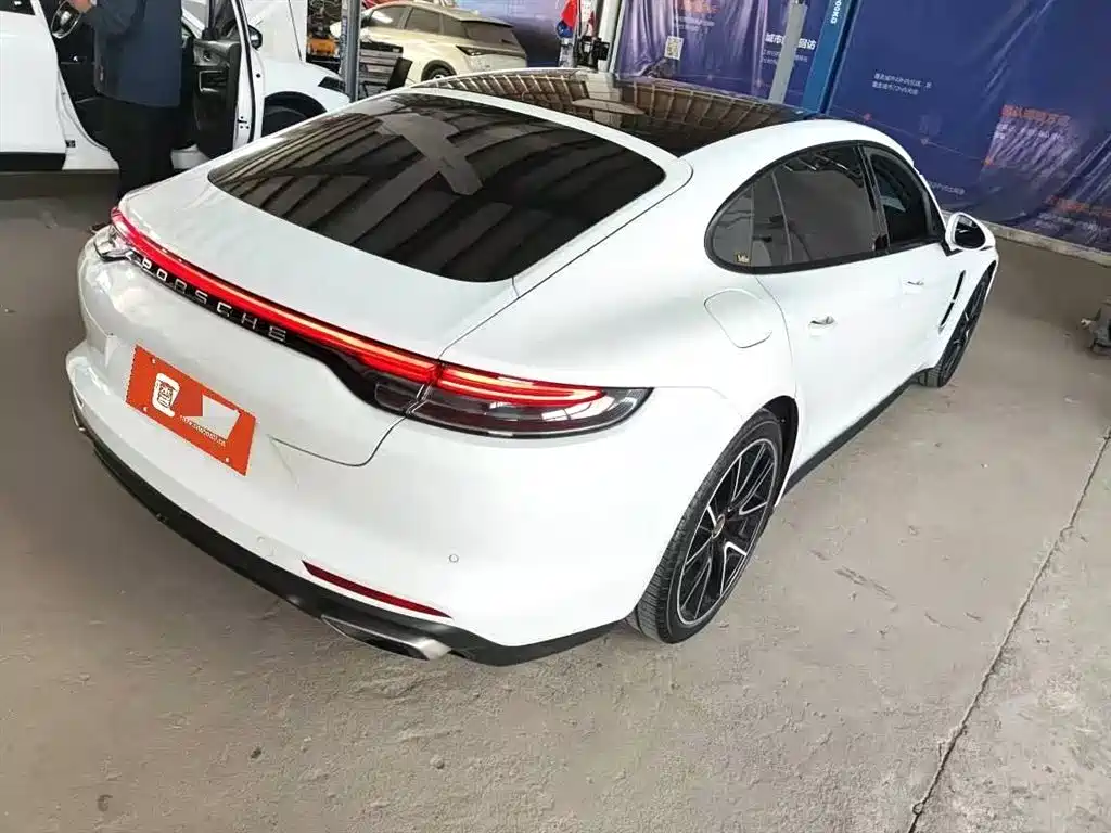 PORSCHE PANAMERA